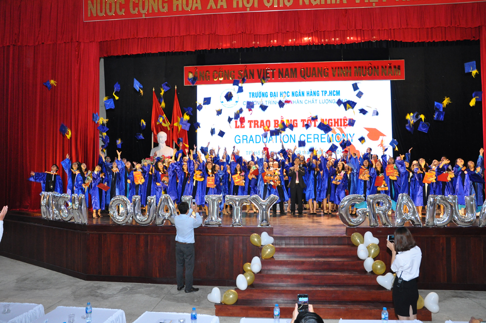 SV Trường ĐH Ngân hàng trong Lễ tốt nghiệp