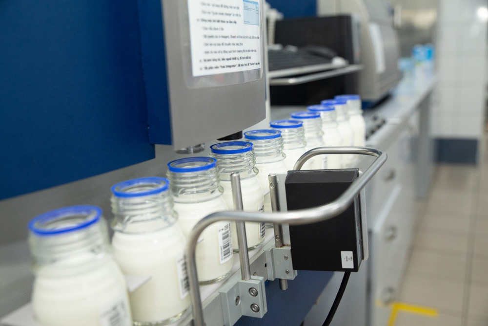 Hệ thống máy Bactoscan giúp các chuyên gia thực hiện nhanh chóng bài kiểm số đếm tổng tạp trùng với lượng mẫu sữa khổng lồ cho ra kết quả trong vòng 10 phút