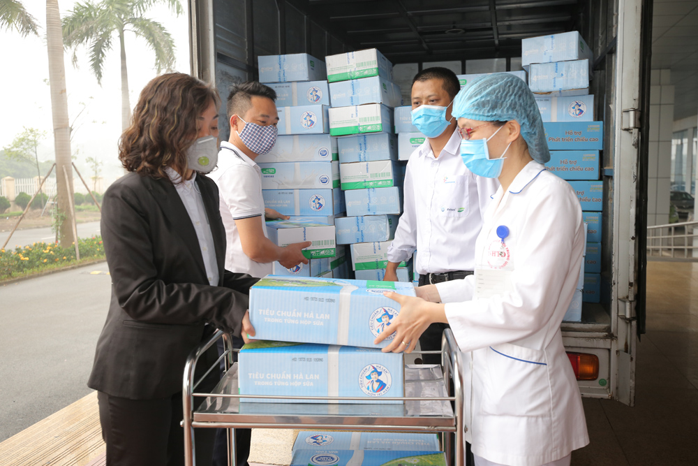 FrieslandCampina Việt Nam trao tặng sữa cho Bệnh viện Nhiệt đới Trung ương, những “chiến sĩ áo trắng” thầm lặng nơi tuyến đầu của cuộc chiến đại dịch Covid-19