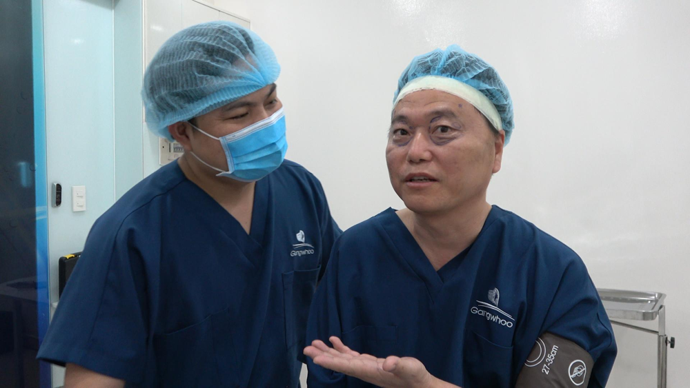 Giáo sư – tiến sĩ Park Yong Song đã tin tưởng, giao đôi mắt của mình cho bác sĩ Cường tạo hình thẩm mỹ