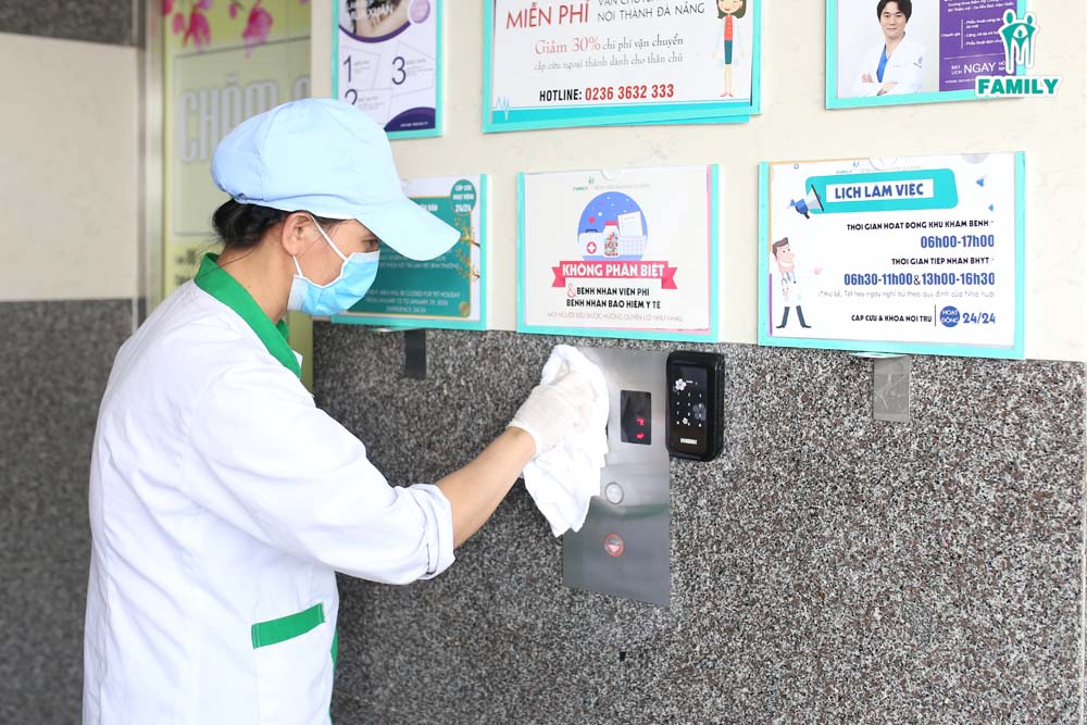 Nhân viên bệnh viện thường xuyên lau chùi, khử trùng các khu vực của bệnh viện
