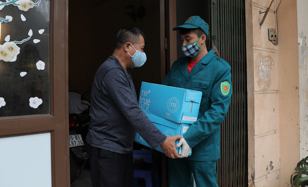 Những ly sữa tiếp sức được trao tặng đến từng hộ dân trong khu phố từng bị cách ly “nóng” nhất Hà Nội