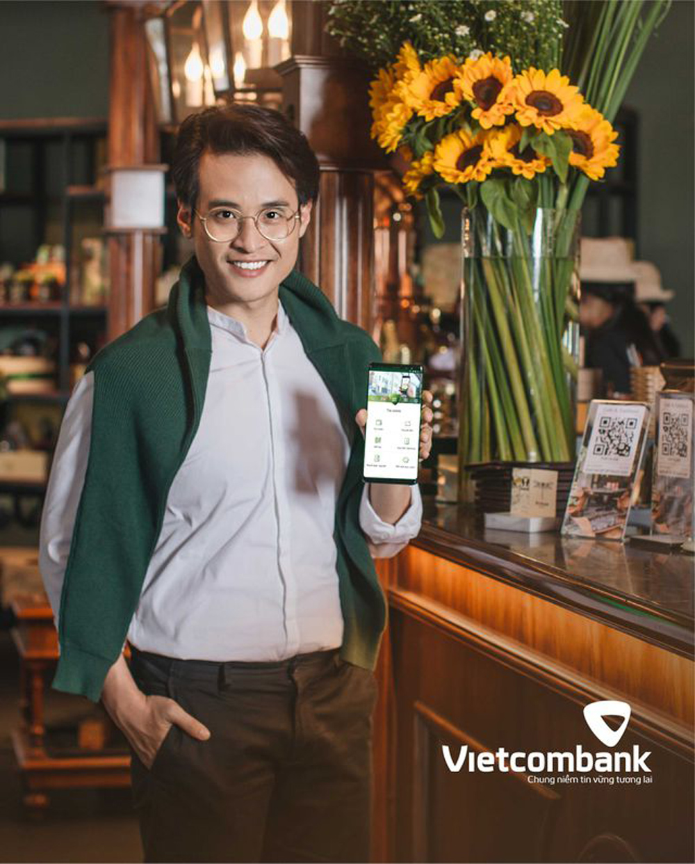 Hà Anh Tuấn bên cạnh người bạn đồng hành không thể thiếu đó là ứng dụng VCB-Mobile B@nking. 