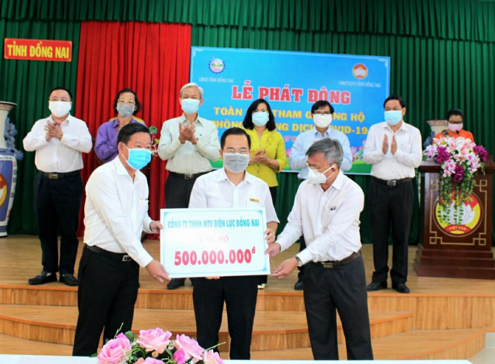 Công ty Điện lực Đồng Nai ủng hộ Ủy ban MTTQ VN tỉnh Đồng Nai số tiền 500 triệu đồng để phòng chống dịch Covid-19