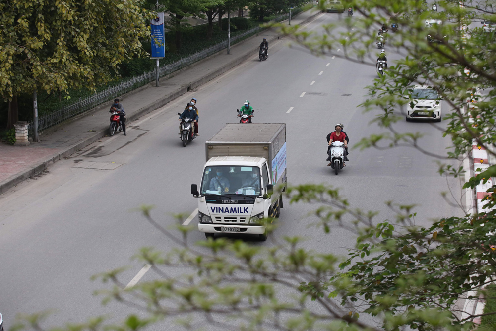 Xe chở sữa của Vinamilk với thông điệp “Vì sức khỏe và sự an toàn của trẻ em - Chung tay đẩy lùi Covid-19” mang sữa đến với các trung tâm, mái ấm nuôi dạy trẻ tại Hà Nội, Nghệ An và TP.HCM