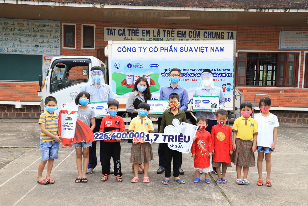 Các em nhỏ Làng trẻ em SOS thành phố Vinh rất hào hứng khi được các cô chú nhà máy sữa Nghệ An đến thăm và tặng sữa