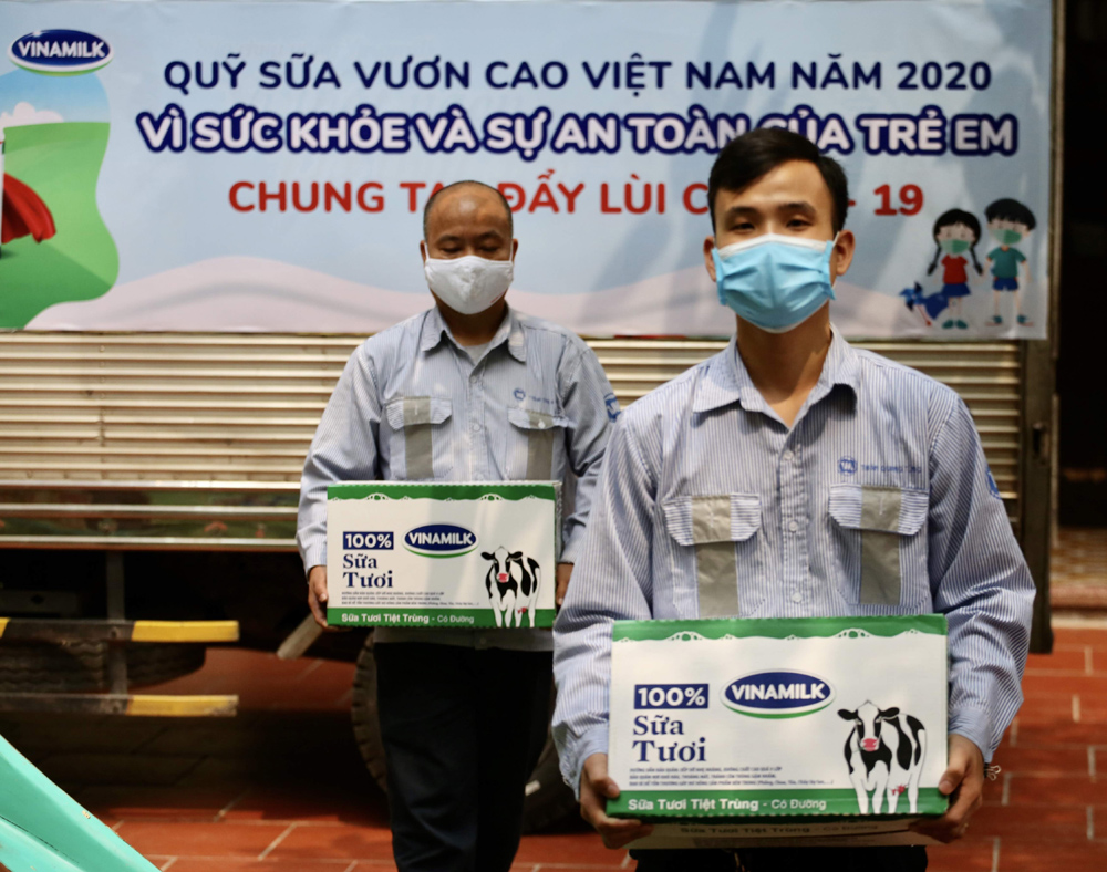 Nhân viên Vinamilk luôn nỗ lực để từng hộp sữa được kịp thời trao đến tay các em nhỏ khó khăn, có hoàn cảnh đặc biệt trong mùa dịch