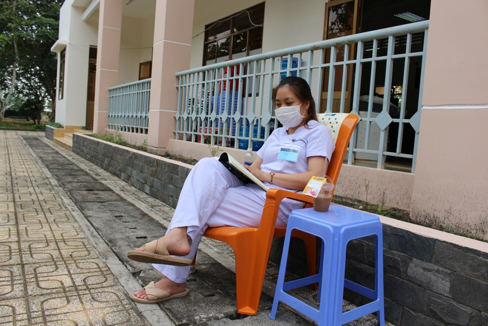 Nữ điều dưỡng xinh đẹp Bùi Thị Xuân Hàng chọn cho mình ly thức uống yêu thích và một mình ngồi bên trang sách, một cảnh tượng yên bình, lãng mạn