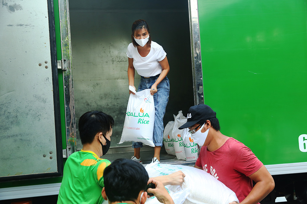 Trong đợt tài trợ gạo này, nghệ sĩ Kim Tuyến cũng có mặt để đồng hành cùng Gạo Hoa Lúa trao những túi gạo đến người dân 