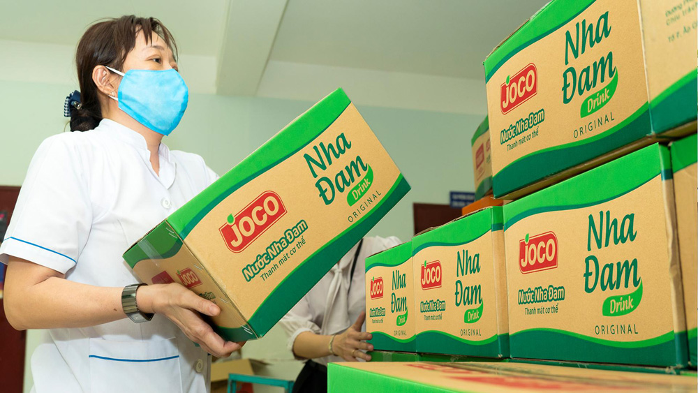 Những chai nước trái cây Joco giàu vitamin, giúp tăng cường sức đề kháng nhanh chóng được Uniben gửi tới đội ngũ y bác sĩ các bệnh viện tuyến đầu
