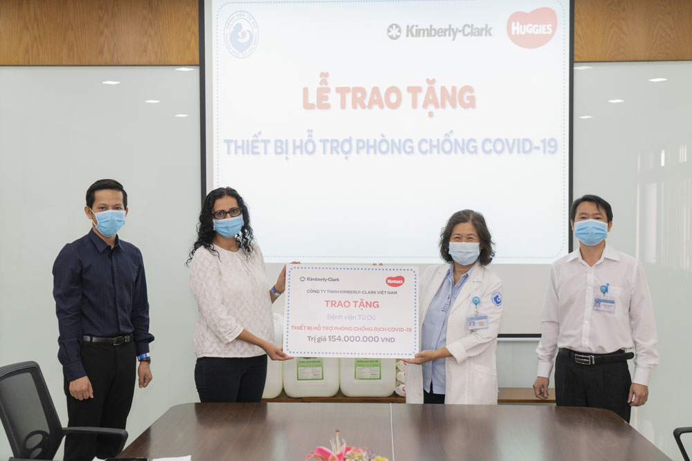 Đại diện Kimberly-Clark Việt Nam - bà Namita Katre trao tặng biểu trưng tài trợ thiết bị hỗ trợ phòng chống dịch Covid-19 cho đại diện Bệnh viện Phụ sản Từ Dũ