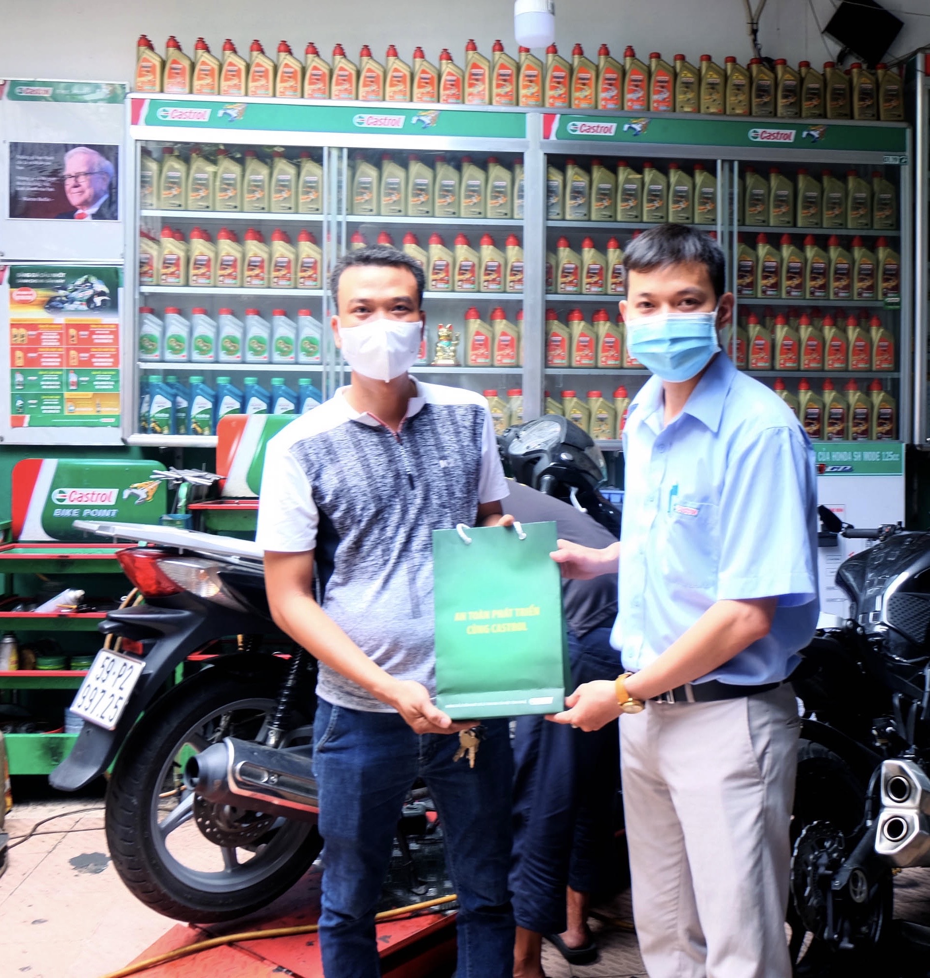 Món quà bảo vệ sức khỏe được đại diện Castrol trao cho anh Nguyễn Văn Tuyển, chủ cửa hàng Motor Thái Bình 1 và Motor Thái Bình 2