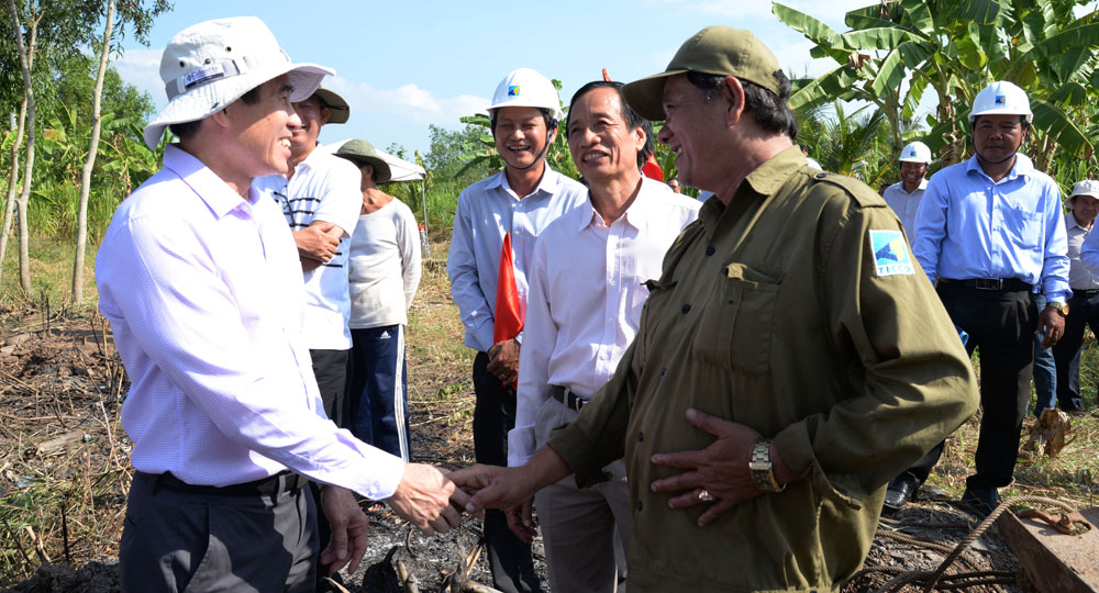Ông Lê Văn Hưởng thực hiện động viên những người lao động làm việc tại Công trình đặp thép Nguyễn Tấn Thành, công trình có ý nghĩa về phòng chống thiên tai xâm nhập mặn năm 2020