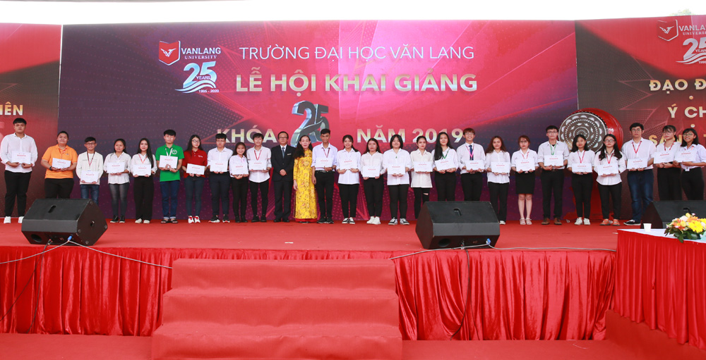  Trường đại học Văn Lang trao học bổng cho thủ khoa đầu vào của Khóa 25, Lễ Khai giảng năm học 2019-2020.
