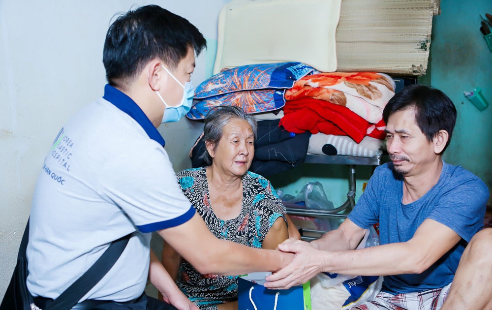 Bác sĩ Tú Dung đã đến tận nhà trao tặng gạo và hỗ trợ một phần kinh phí cho gia đình