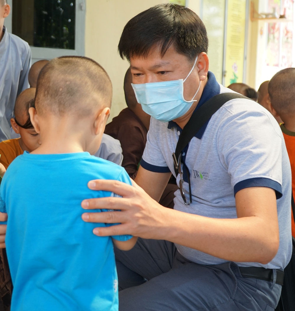TS-BS Nguyễn Phan Tú Dung trò chuyện cùng các em nhỏ tại mái ấm tình thương Chùa Long Phước Điền