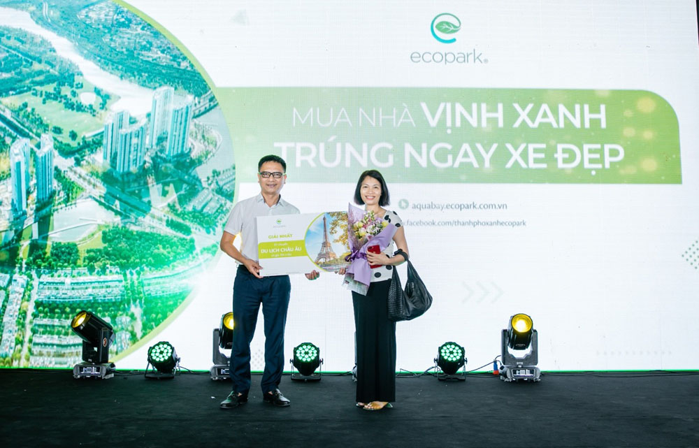 Ông Vũ Mai Phong - Phó tổng giám đốc Tập đoàn Ecopark trao giải nhất cho khách hàng may mắn