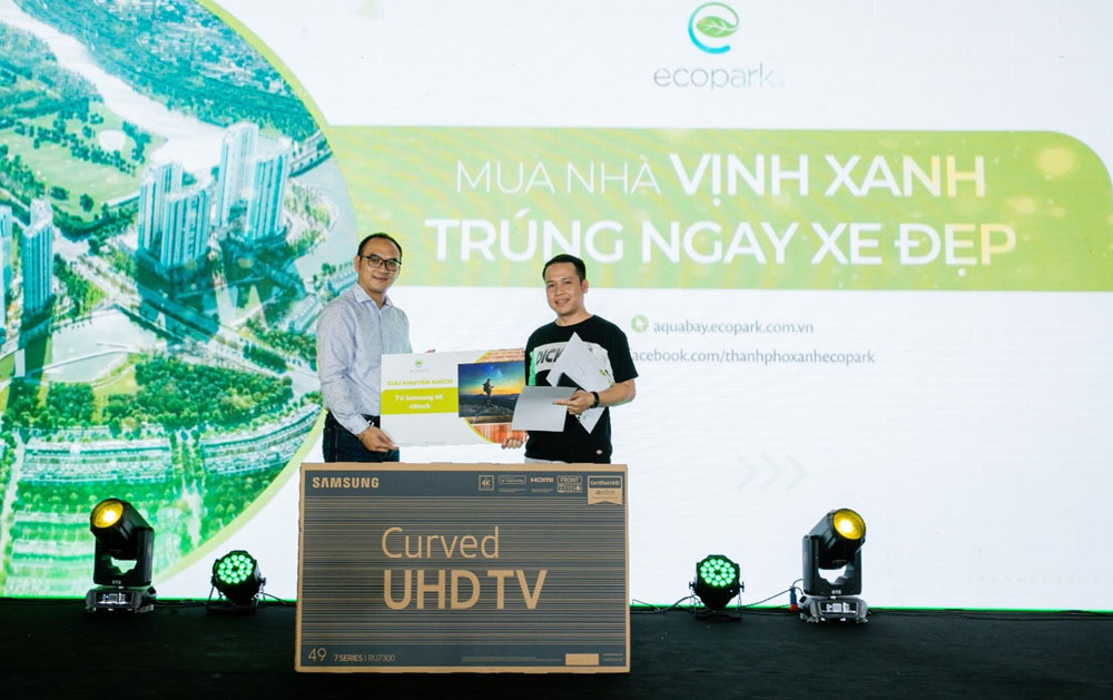 Ông Bùi Quý Trung - quản lý đại lý Tập đoàn Ecopark trao giải khuyến khích cho khách hàng may mắn