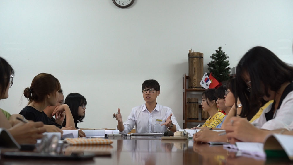 ThS Kim Chi Yo trong giờ giảng tại Phòng Văn hóa Hàn Quốc