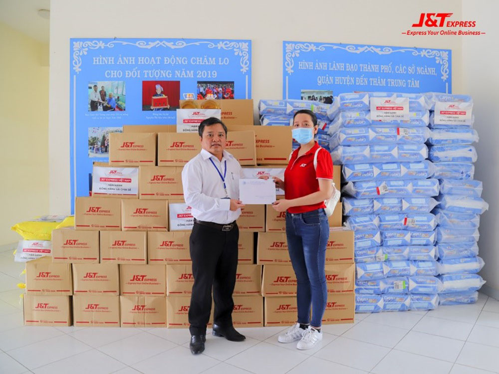 Giám đốc Trung tâm Huỳnh Thanh Tâm tận tay trao tặng “Thư cảm ơn” cho đại diện của Công ty chuyển phát nhanh J&T Express để bày tỏ sự biết ơn