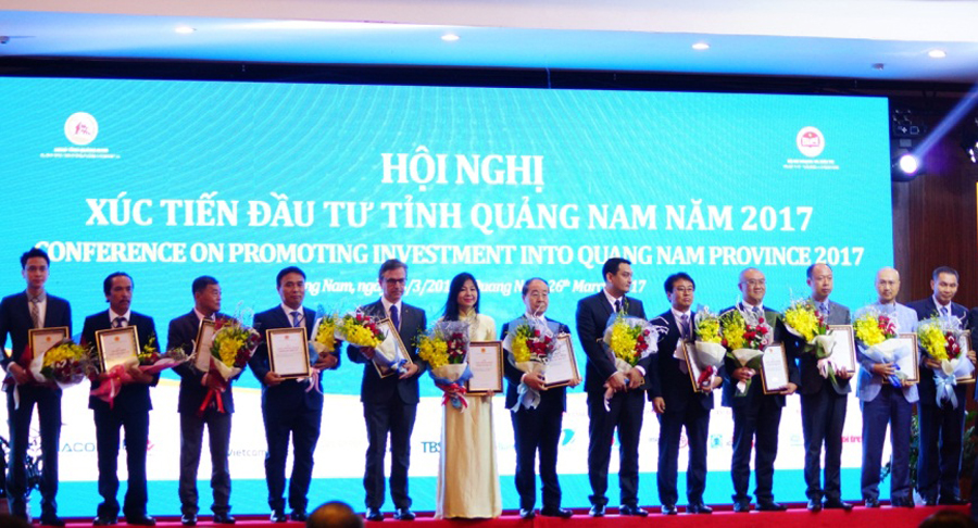 Trao giấy chứng nhận đầu tư cho doanh nghiệp đầu tư vào Quảng Nam năm 2017