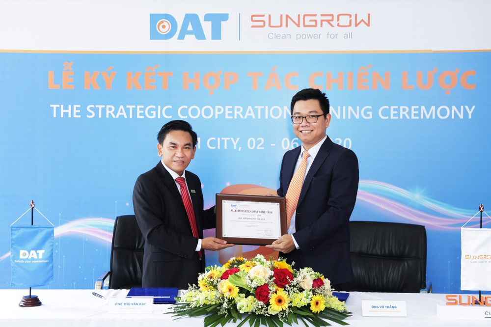 Ông Vũ Thắng - đại diện của Sungrow trao chứng nhận “DAT là đối tác ủy quyền của Sungrow tại Việt Nam” cho ông Tiêu Văn Đạt - đại diện của DAT