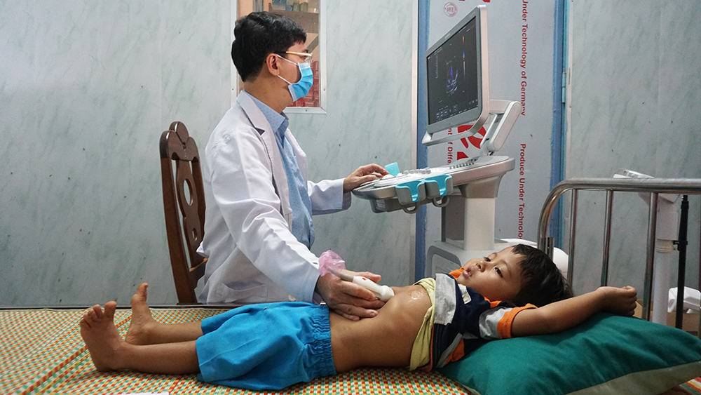 Bác sĩ Bệnh viện Hoàn Mỹ Đà Nẵng khám tầm soát cho trẻ em