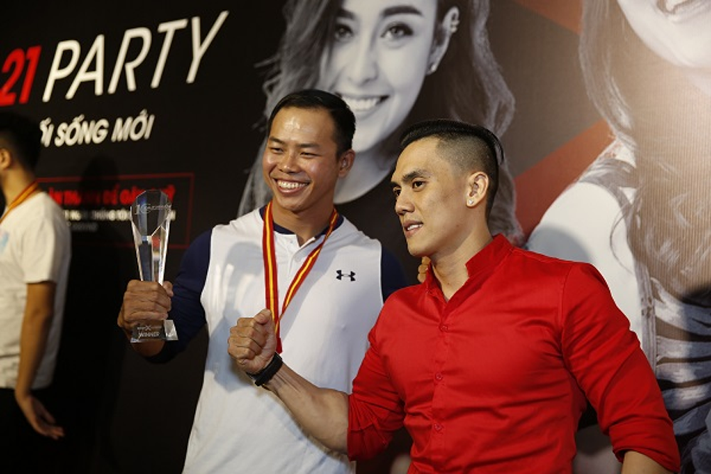 Anh Nguyễn Anh Tuấn mừng chiến thắng cùng huấn luyện viên cá nhân của mình