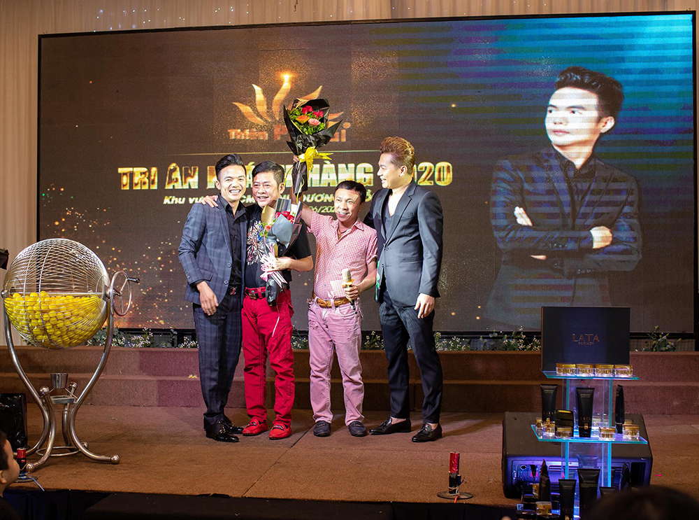 Giám đốc Doanh Nhân Thiên Phú Tài ngoài cùng bên trái tặng hoa cảm ơn danh hài Tấn Beo