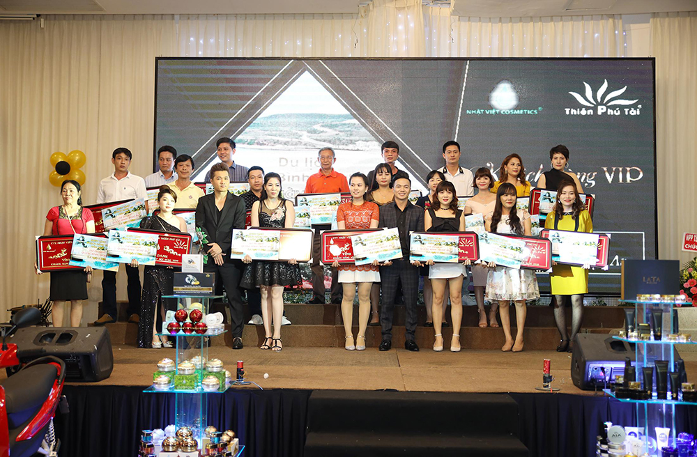 Giám đốc Thiên Phú Tài Trao bảng khánh và giải thưởng cho khách hàng VIP tại lễ Tri ân