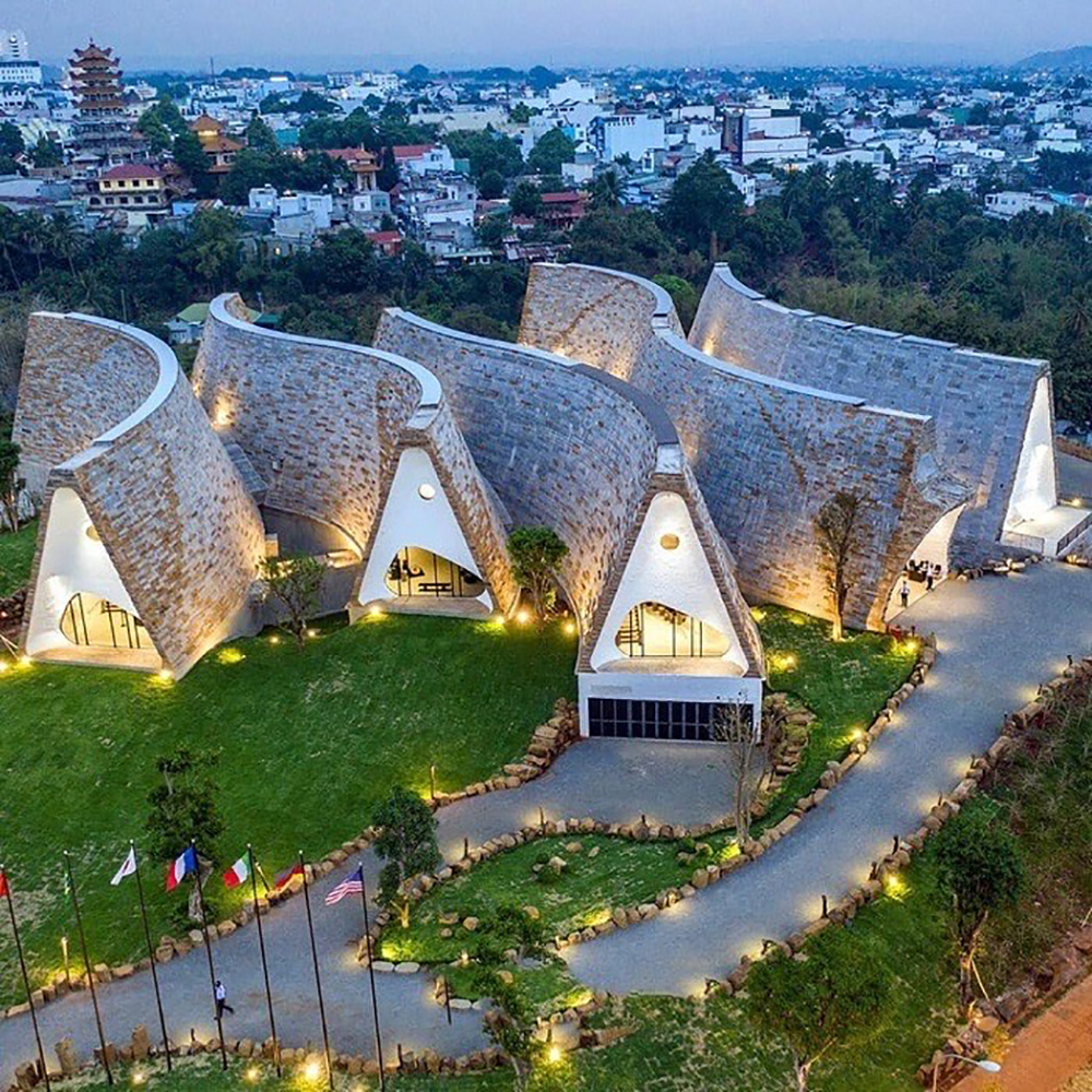 Cùng với Thế Giới Cà Phê trên các sàn thương mại điện tử toàn cầu, Bảo tàng Thế Giới Cà Phê của Tập đoàn Trung Nguyên Legend - điểm đến mới của Việt Nam cũng được hãng thông tấn quốc tế AP đánh giá là “Bảo tàng sống lớn nhất, sống động và độc đáo nhất”