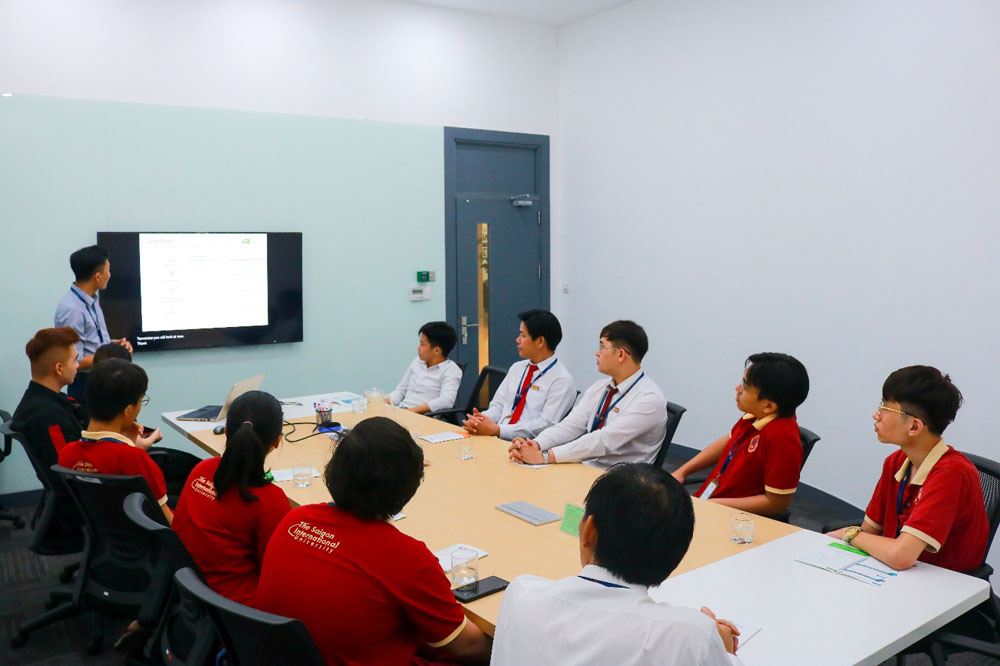 Sinh viên SIU trong giờ học thực tế môn “Công tác kỹ sư Công nghệ thông tin” tại Công ty FPT Information System HCM (FPT IS HCM) do giảng viên Lê Phước Cường đồng thời là Trưởng phòng Tuyển dụng FPT IS HCM trực tiếp giảng dạy