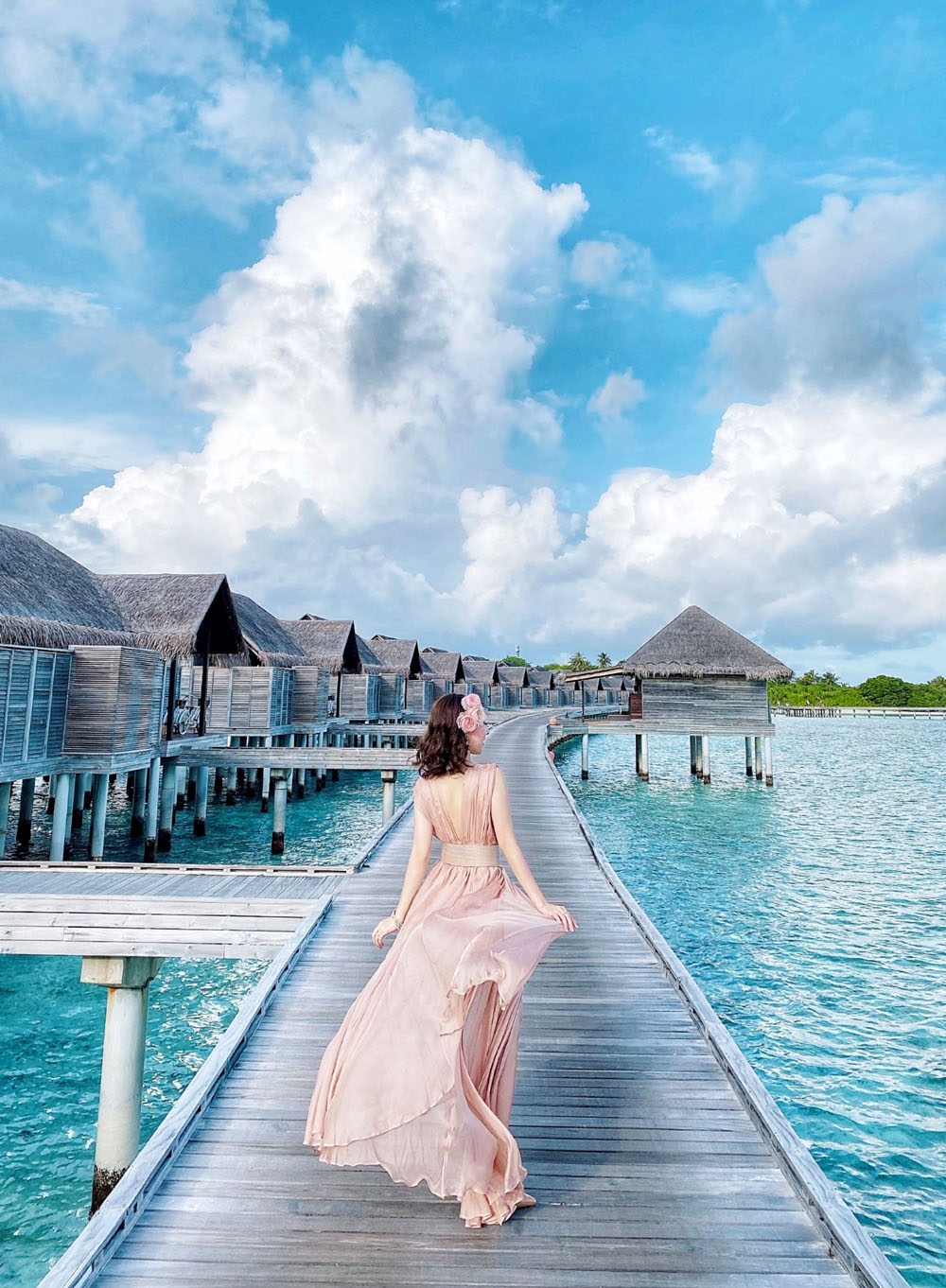 Hóa nàng thơ với maxi hồng giữa thiên đường Maldives