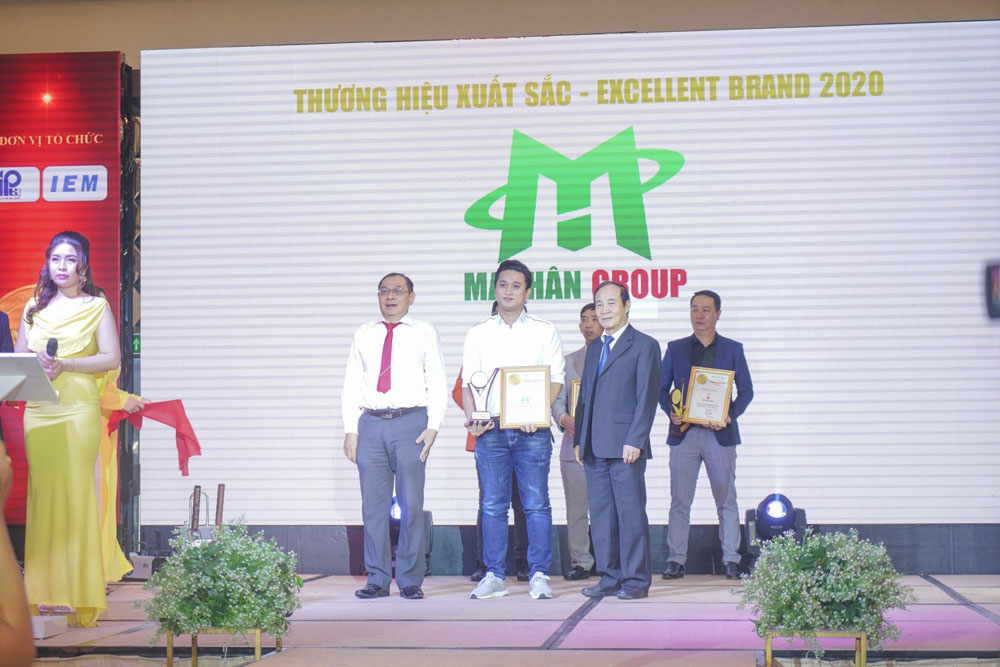 Ông Phạm Công Minh đại diện Mai Hân Group nhận giải thưởng cao quý