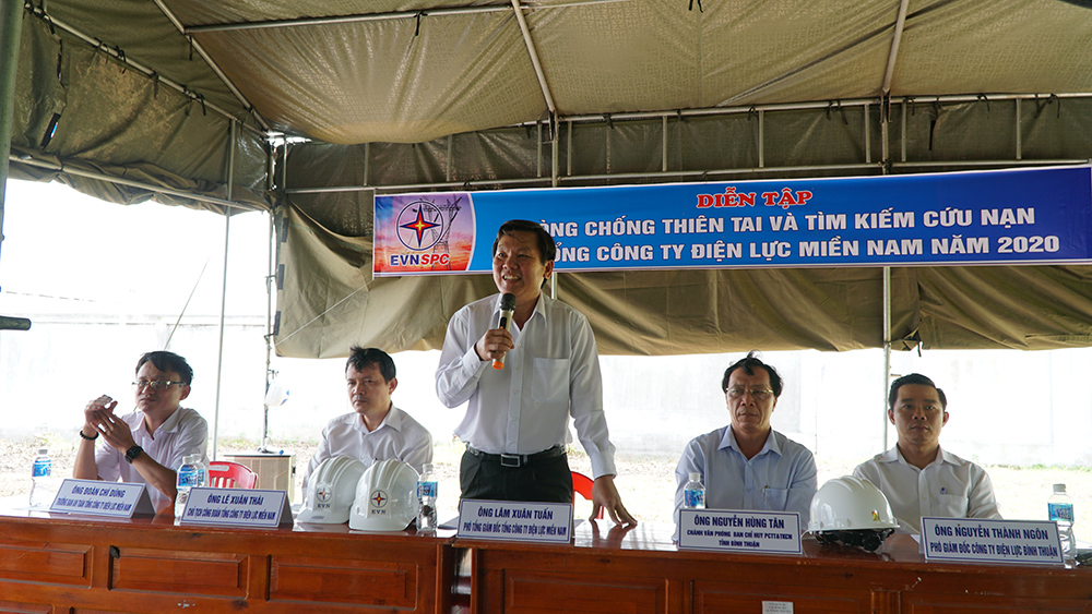 Ông Lâm Xuân Tuấn, Phó tổng giám đốc EVNSPC, đánh giá hiệu quả buổi diễn tập phòng chống thiên tai và cứu hộ cứu nạn năm 2020