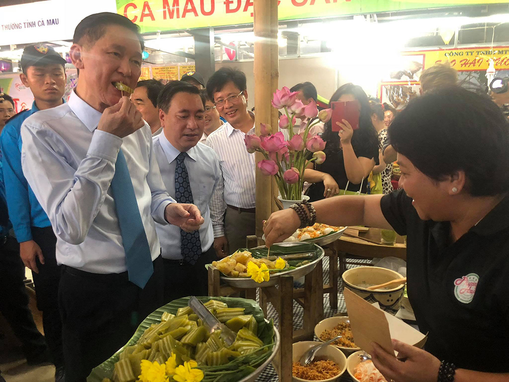 Phó chủ tịch UBND TP.HCM Trần Vĩnh Tuyến thưởng thức đặt sản tại gian hàng ẩm thực làng bột Sa Đéc