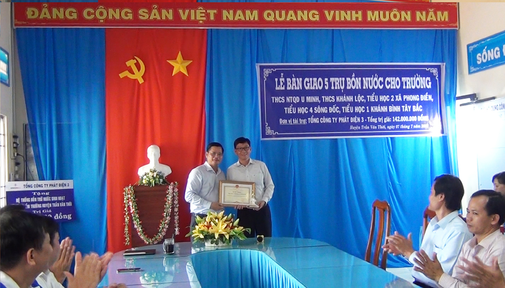 Ông Võ Quốc Thống - Phó chủ tịch UBND huyện Trần Văn Thời đại diện lãnh đạo địa phương trao Bằng khen của UBND tỉnh Cà Mau cho EVNGENCO 3
