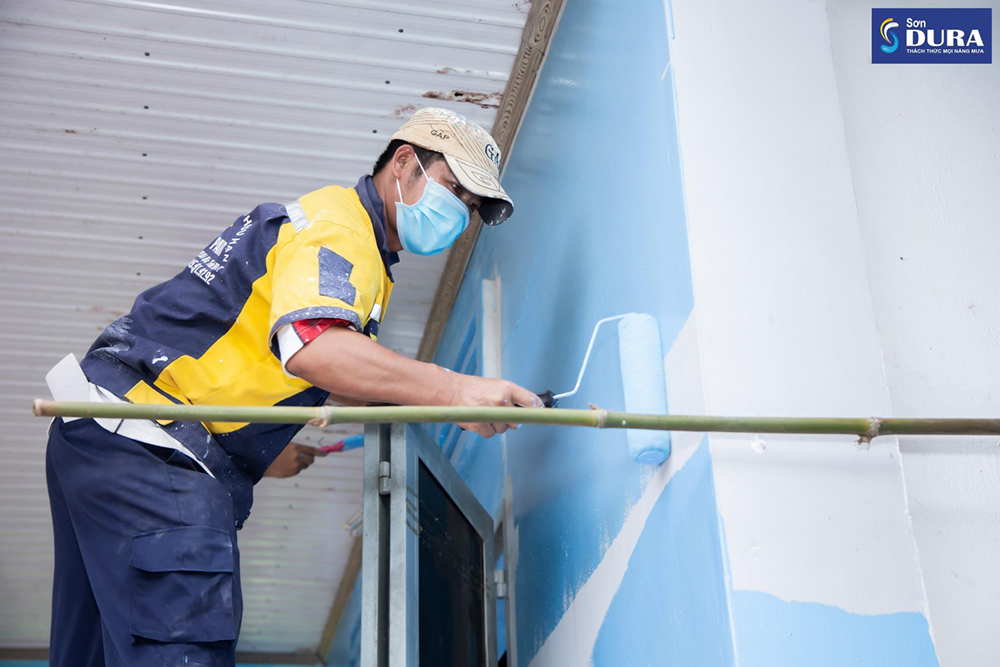 Sau buổi lễ ra quân, đội ngũ thanh niên tình nguyện đã tiến hành sơn mới lại các căn nhà