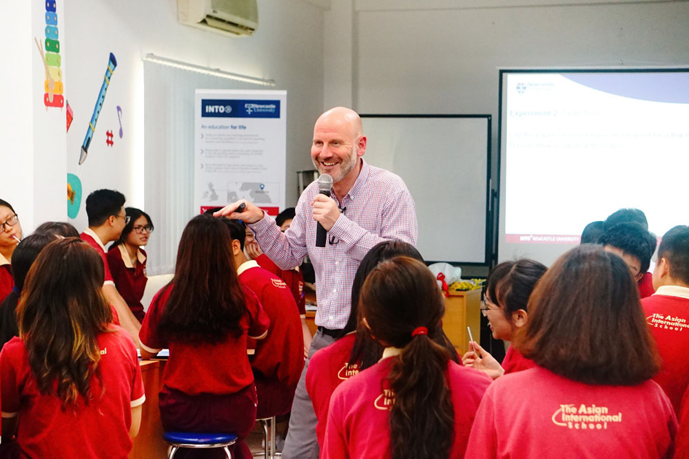 Học sinh Asian School hào hứng trải nghiệm Ngày hội khoa học quốc tế dưới sự hướng dẫn của Giáo sư Paul Campbell đến từ Đại học Newcastle, Anh Quốc