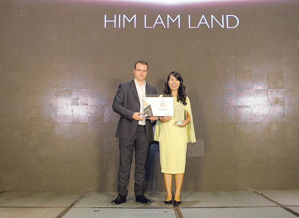 Bà Lê Thị Bích Ngọc - Phó tổng giám đốc Công ty Him Lam Land nhận giải “Nhà phát triển dự án phức hợp tốt bậc nhất Việt Nam 2020”