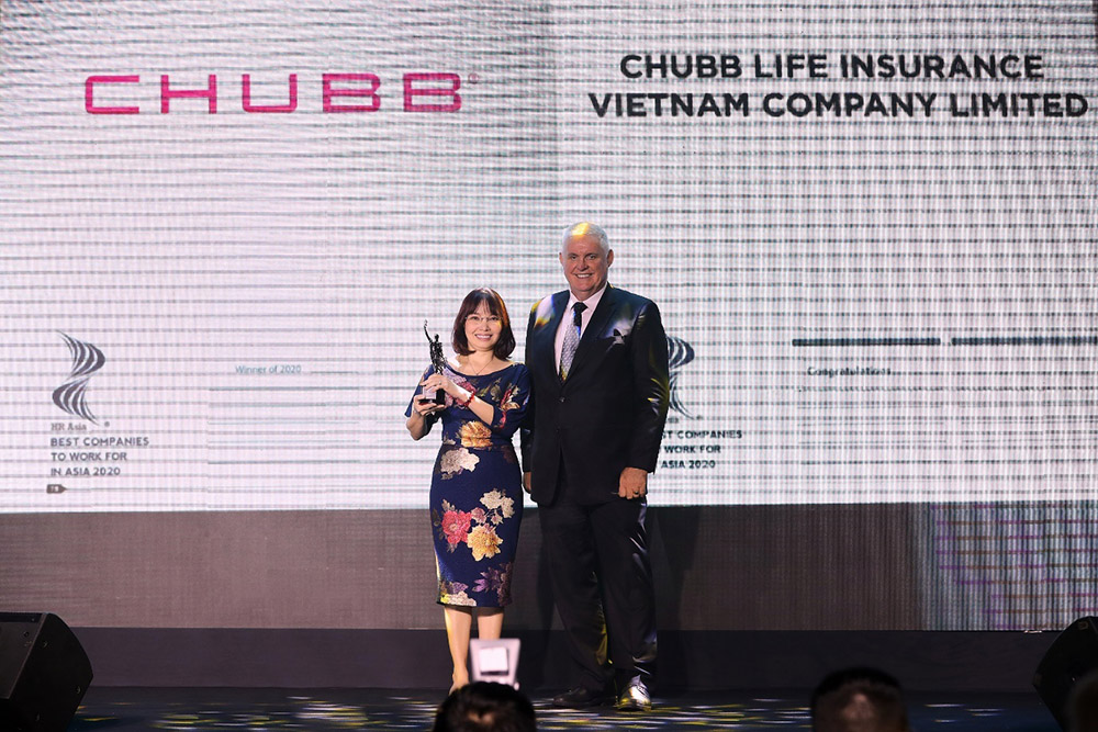Phó tổng giám đốc Chubb Life Việt Nam - bà Mai Thị Thanh Vân nhận giải thưởng “Nơi làm việc tốt nhất châu Á năm 2020” từ Ban tổ chức