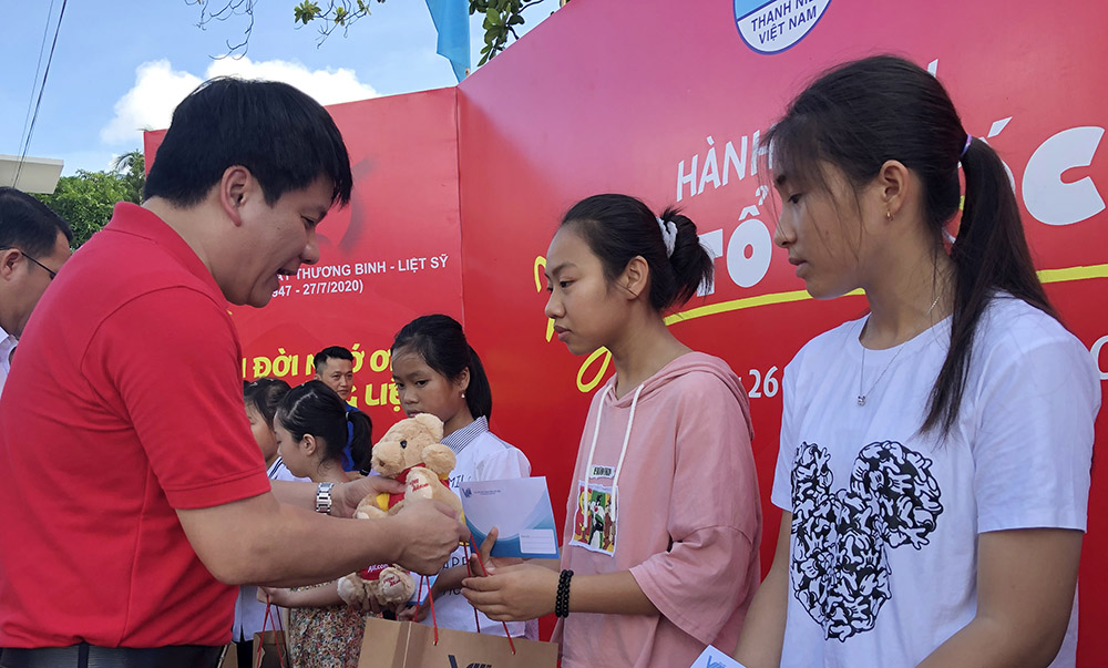 Đại diện Vietjet trao quà cho các học sinh huyện Côn Đảo