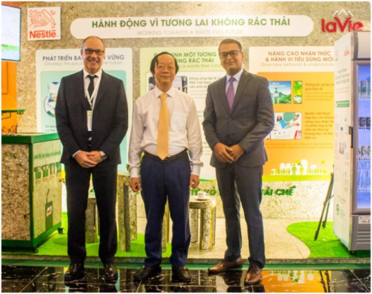 Ông Binu Jacob, Tổng giám đốc Nestlé Việt Nam (ngoài cùng, bên phải) và ông Fausto Tazzi, Tổng giám đốc La Vie giới thiệu ông Võ Tuấn Nhân, Thứ trưởng bộ Tài nguyên - Môi trường (đứng giữa) các ứng dụng của vỏ hộp sữa sau sử dụng được tái chế