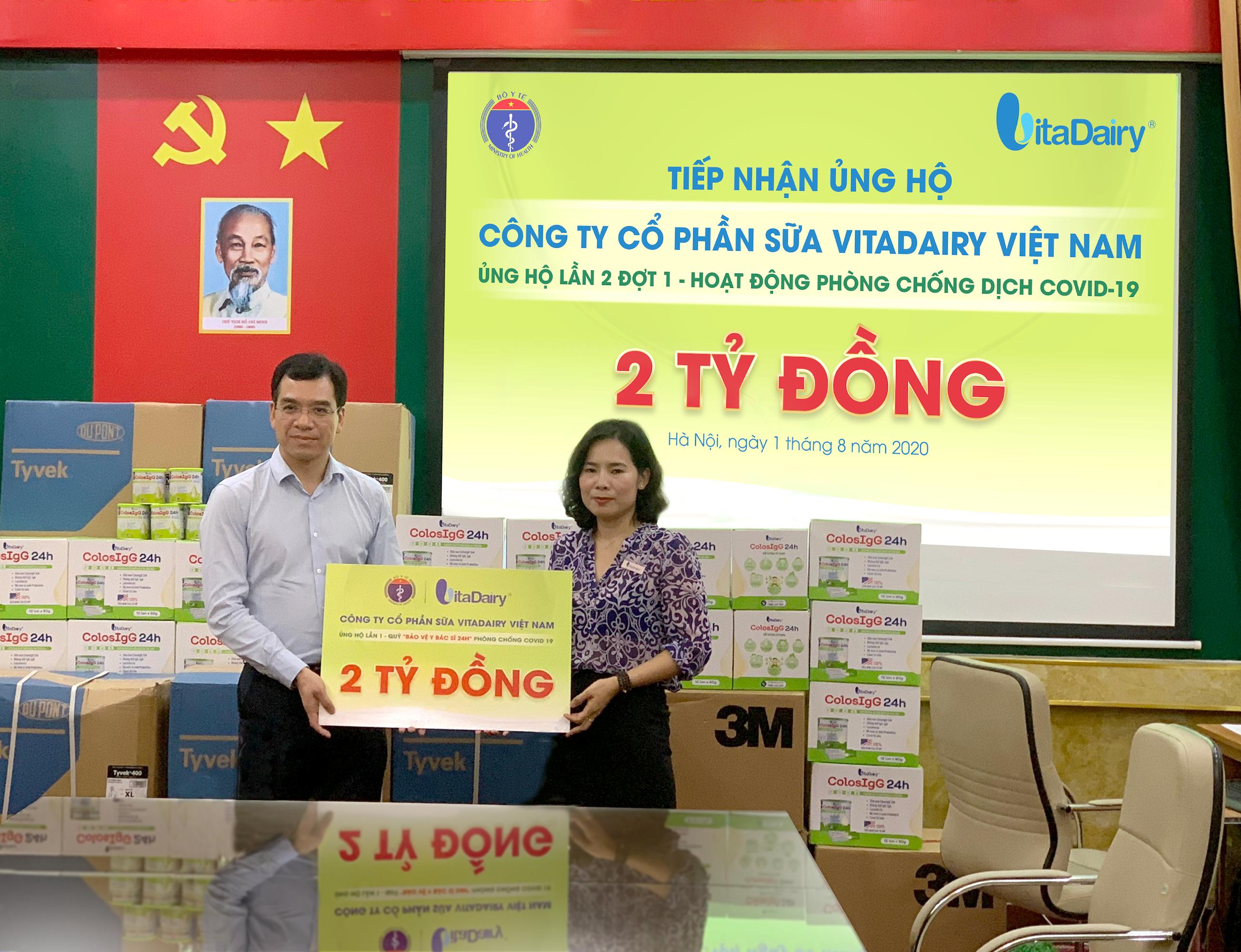 Bà Nguyễn Thị Hà - Tổng giám đốc Công ty VitaDairy trao 2 tỉ đồng cho Bộ Y tế, mở màn chiến dịch Quỹ “Bảo vệ y bác sĩ 24h” lần này