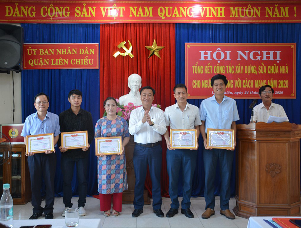 Ông Lê Văn Nghĩa, Phó chủ tịch UBND Q.Liên Chiểu khen thưởng 7 tập thể, 13 cá nhân xuất sắc trong công tác sửa chữa, xây mới nhà cho người có công