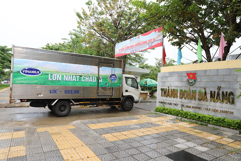 Vào sáng 31.7, những chuyến xe của Vinamilk đã chuyển các sản phẩm đến điểm tiếp nhận tại Đà Nẵng