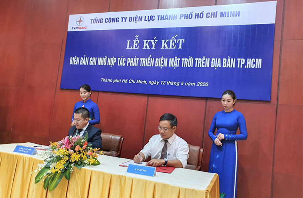 : Ông Bùi Trung Kiên, Phó tổng giám đốc EVNHCMC (phải) và đối tác ký biên bản hợp tác phát triển điện mặt trời trên địa bàn TP.HCM 
