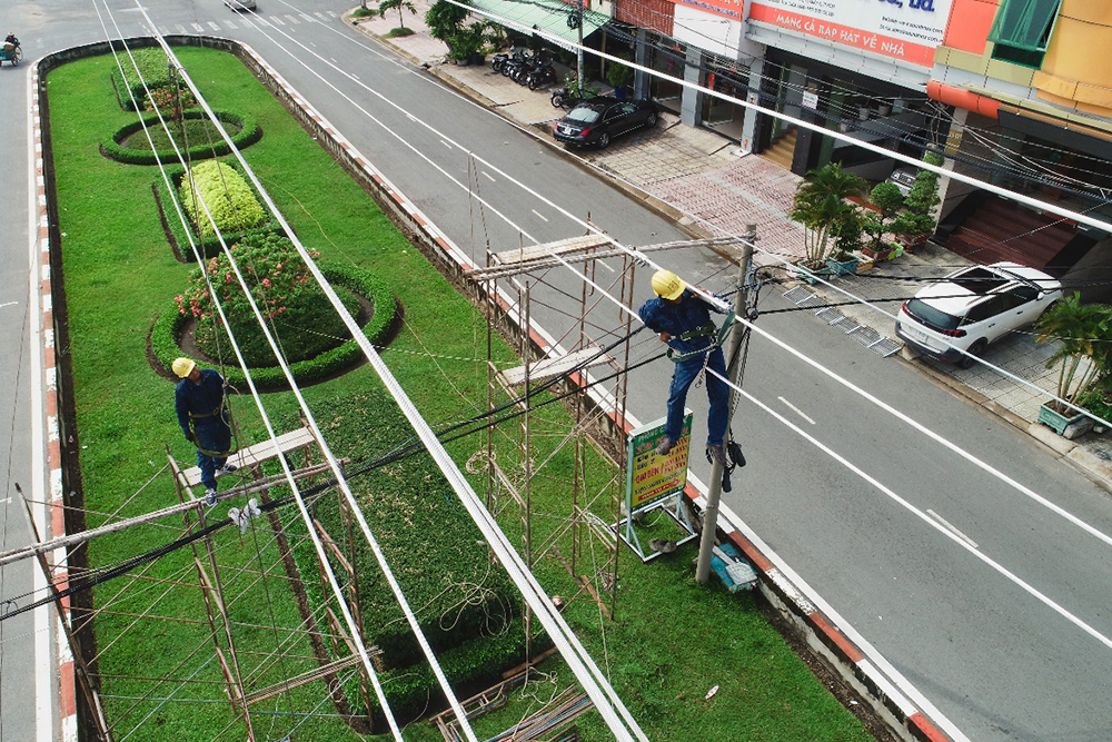  Công nhân đang thi công đường dây 110kV Phú Lâm - Bình Phú đoạn qua tuyến đường Song Hành, Q.6, TP.HCM