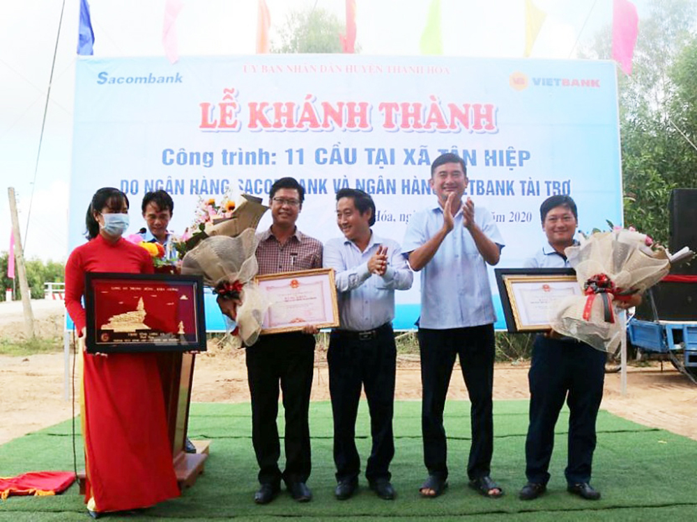 Ông Dương Nhất Nguyên - Phó chủ tịch Hội đồng quản trị Vietbank (ngoài cùng bên phải) nhận Bằng khen và Kỷ niệm chương từ lãnh đạo tỉnh Long An