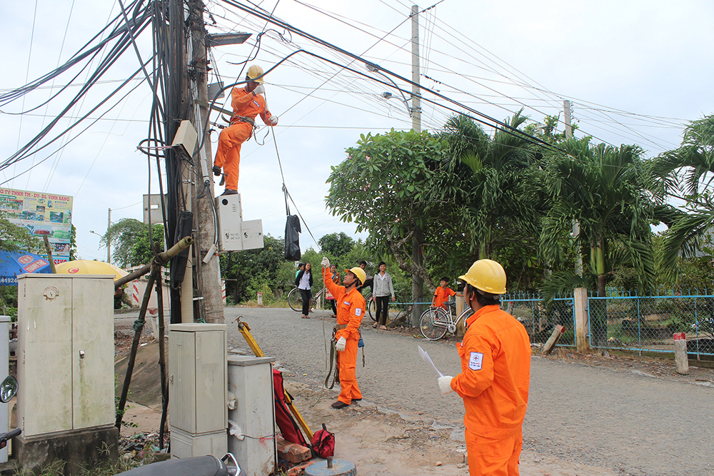Công nhân Công ty Điện lực Vĩnh Long khắc phục sự cố điện do người dân vi phạm hành lang an toàn lưới điện